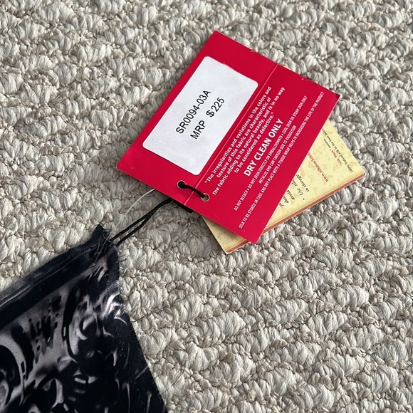 $225 new with tags Satomi saree baroque pattern with red trim 100% silk - Picture 9 of 11